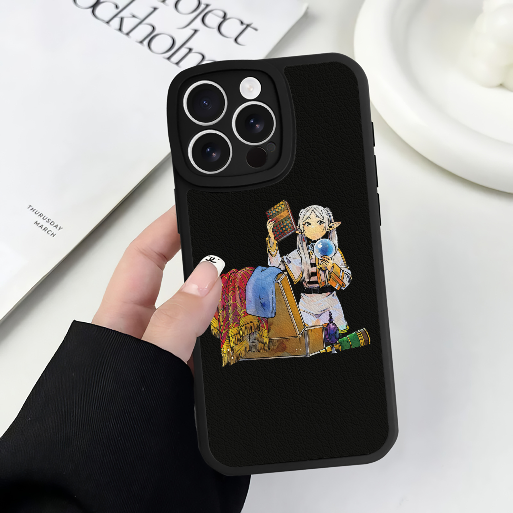 （画像用） 葬送のフリーレン Frieren 【iPhone 16シリーズ対応】シリコンスマホケース（レザー調） 材質：シリコン